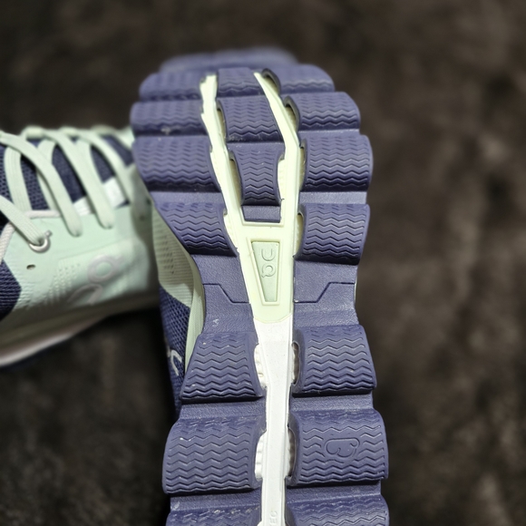 On Running Women's Shoes -.In Nearly New Condition.There Is A Sopt On Left Shoe. - Picture 4 of 6